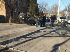 Авто с пятилетним малышом перевернулось от мощного тарана в Ростове