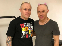 В обнимку с вокалистом The Prodigy прикрепил перья к лысой голове артист Павел Деревянко из Ростова