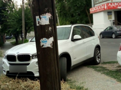 «Царская» парковка автохама на BMW поперек пешеходной тропы привела в бешенство ростовчан
