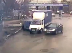 Дерзкая кража аккумулятора из ВАЗа на оживленной дороге в Ростове попала на видео