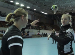 Популярный флешмоб Mannequin Challenge с донскими гандболистками в разгромном матче сняли на видео