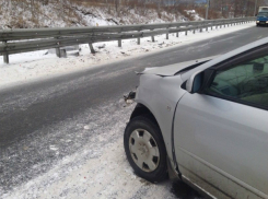 Пятилетний ребенок получил травмы после страшного удара иномарки об отбойник на трассе под Ростовом