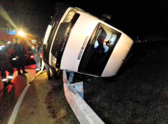 Микроавтобус с пассажирами перевернулся в Ростовской области