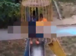 «Вонючий аквапарк» организовали двое маленьких хулиганов на детской площадке Ростова