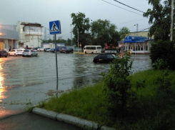 Из-за ливня в Ростове «поплыли» машины