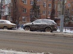 Припаркованные в запрещенных местах автомобили превратились в ледяные глыбы из-за прорыва водопровода в Ростовской области