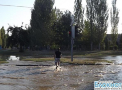 В Волгодонске из-за очередного порыва улицу затопило водой. ВИДЕО