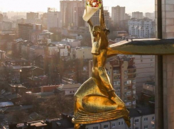 Продавцы осквернили шаурмой богиню Нику на стеле «Освободителям Ростова»