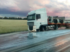 Автовозу распороло топливный бак после ДТП с иномаркой на трассе под Ростовом