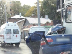 Водитель Fiat, столкнувшись с автобусом, погиб в центре Ростова
