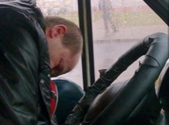 Уснувший водитель маршрутки в Ростове посоветовал пассажирам не паниковать, а сидеть сзади смирно 