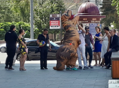 Популярную свадьбу с Годзиллой сыграли в центре Ростова