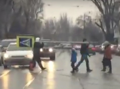 Похищение дорожного знака в центре Ростова попало на видео 