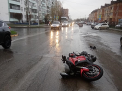 В Таганроге мотоциклист попал в больницу после аварии с легковушкой