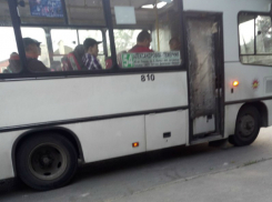 Водитель аварийного автобуса катал пассажиров с «законопаченной» полиэтиленом дверью в Ростове