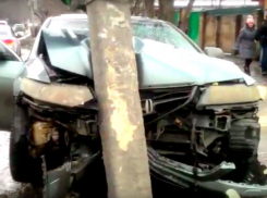 Иномарка с пьяными агрессивными мужчинами протаранила светофор в Ростове и попала на видео