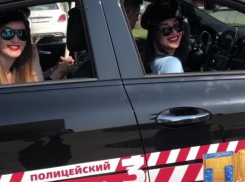 Соблазнительные «полицейские» в Ростовской области устроили рейд по улицам в поисках плохих мальчиков 
