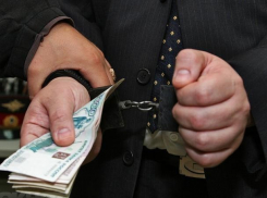 Опасные грузы пропускал через границу в Ростовской области таможенник-взяточник