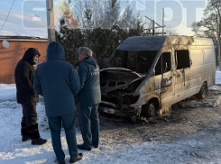 В центре Каменска-Шахтинского неизвестные сожгли машину местному активисту-коммунисту Андрею Конникову
