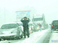 Из-за снегопада автомобилисты застряли на границе с Ростовской областью