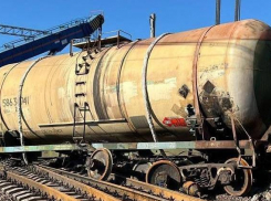 Прокуратура начала проверку схода грузового поезда с рельс в Ростовской области