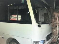 В Таганроге автобус въехал в стену дома, а его водитель заявил об угоне