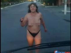 Обнаженная пьяная женщина атаковала проезжающие автомобили в Ростовской области