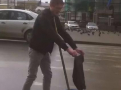 В Ростове молодой человек вымыл «зебру» после проигранного спора