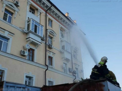 Крышу восстанавливают в пострадавшем от пожара доме в центре Ростова