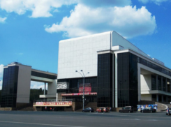 Дмитрий Медведев поздравил талантливых актеров ростовского «трактора»