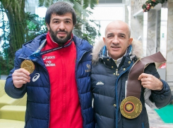 Чемпиона мира по греко-римской борьбе поприветствовали фанаты в ростовском аэропорту 