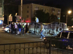 Перевернувшаяся после удара такси «скорая помощь» в центре Ростова попала на видео