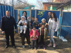 Ростовские полицейские поздравили женщин с 8 марта