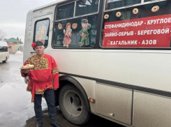 Водитель автобуса превратил рейс в праздник Масленицы в Ростовской области