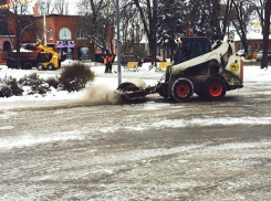 Ростовские власти бросили в битву со снегом на улицах коммунальную технику