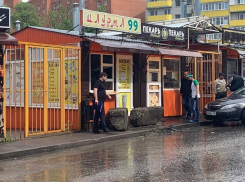 В Ростове власти района перегородили грудой камней доступ к ларьку