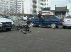 Спешившие к открытию магазина автомобилисты устроили тройное ДТП на парковке гипермаркета в Ростове