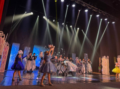 В Ростове прошел благотворительный новогодний мюзикл, где на сцене выступили дети и родители