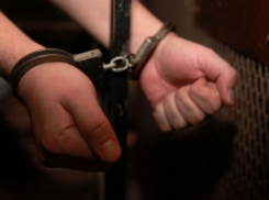 В Каменске-Шахтинском местного жителя забили деревянной доской