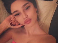 Сексуальная звезда Comedy Баттл из Ростова в кровати показала удивительные губы 