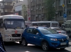 «Поцелуй» маршрутки Hyundai в зад Renault спровоцировал большую пробку в центре Ростова