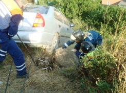В Ростове пьяный водитель Hyundai Accent едва не рухнул на частный дом