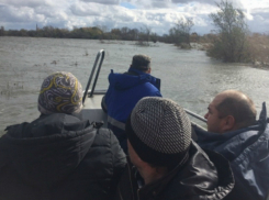 Бытовку с пятью рабочими затопило вышедшими из берегов водами Дона между хуторами Ростовской области