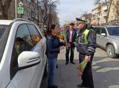Ростовские автоинспекторы подарили девушкам букеты
