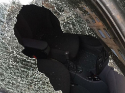 «Заботливый» вандал изуродовал чужое авто бутылкой водки и оставил ее «на память»