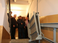 Ростовская семья с двумя детьми судится за установку электроподъемника в подъезде