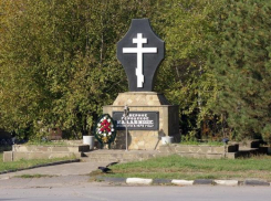 Суд в Ростове постановил снести цветочные павильоны на кладбище