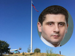 Депутат донского парламента подарил выпускникам самый высокий флагшток в регионе