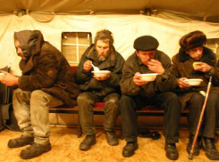 Бездомных будут бесплатно кормить, одевать и лечить в Ростове 