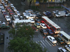 Огромные ДТП-шные пробки заморозили движение по десяткам улиц Ростова